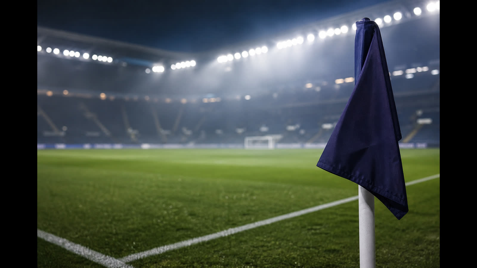 Tom Premier League-arena i skymning med belyst plan och suddiga läktare — atmosfär kring Hugo Larssons flytt till Fulham
