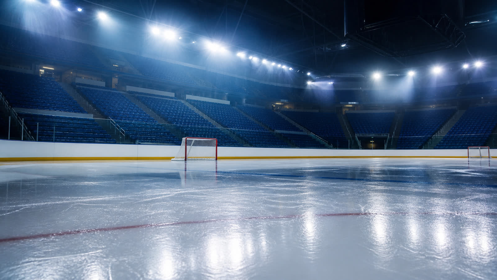 Tom ishockeyrink i arena under stark belysning — atmosfär inför SHL-slutspel