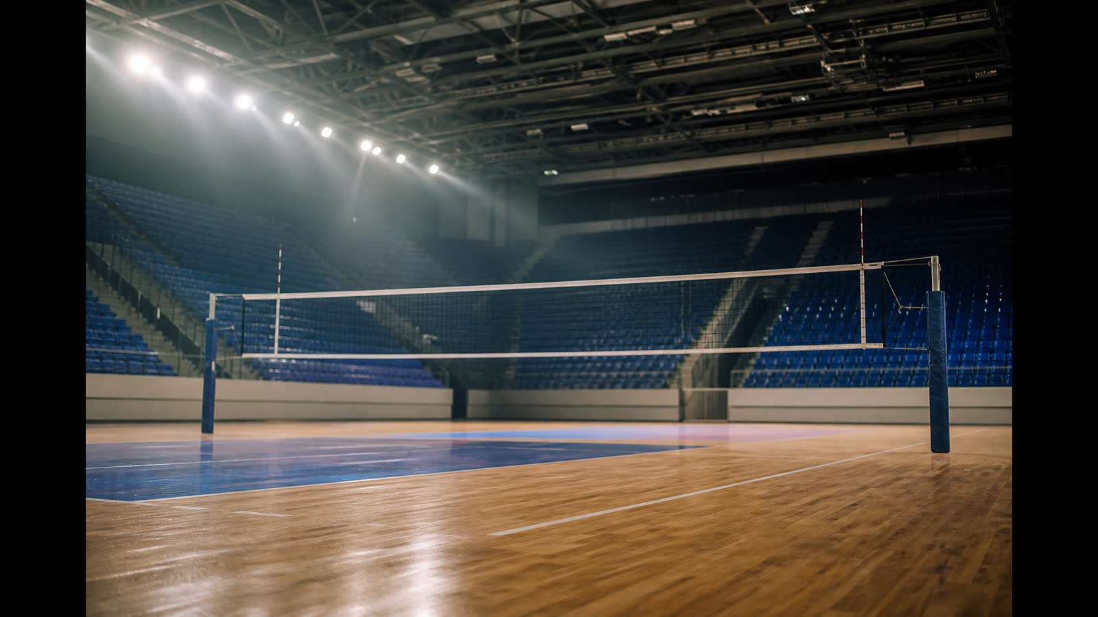 Tom volleybollplan i arena under strålkastare — atmosfär från volleyboll-EM i Göteborg